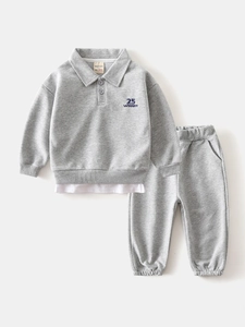 Ensemble gris deux pièces pour garçon avec sweat à col polo et pantalon de jogging