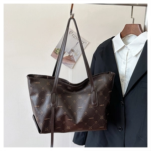 Dettaglio della borsa tote marrone scuro in ecopelle con motivo a quadri e logo elegante