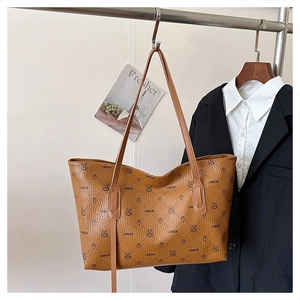 Dettaglio della borsa shopper marrone con pelle martellata e motivo logo LNBOE