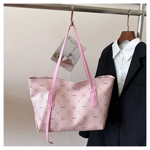 Dettaglio della borsa tote rosa a quadri con stampe LNBOE e motivi di coniglietti