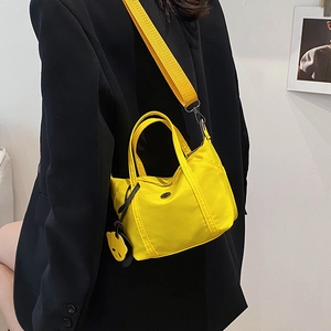 Mini sac cabas en nylon jaune vif avec breloque ours et bandoulière réglable