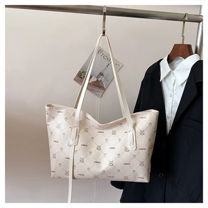 Dettaglio di una borsa tote crema a quadri con logo LNBOE e interno capiente