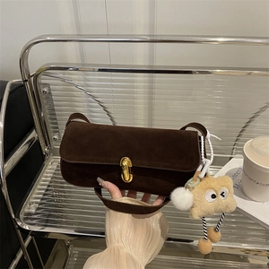 Sac Sous le Bras en Suède Synthétique Femme Rétro Sac à Bandoulière Baguette Avec Pendentif en Peluche Boucle Or Carré Sac à Main Mode Quotidienne