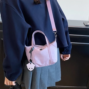 Mini sac cabas en nylon violet clair avec pendentif panda et bandoulière large