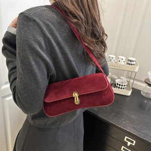 Sac baguette rétro bordeaux en daim avec fermoir rotatif doré pour femmes