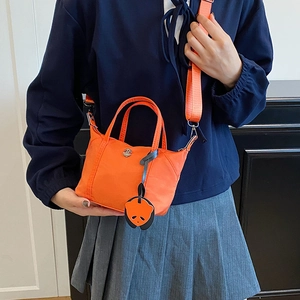Mini sac cabas en nylon orange avec bandoulière large et breloque panda mignon