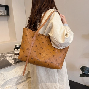 Borsa tote a scacchi color caramello con logo a coniglio indossata da modella