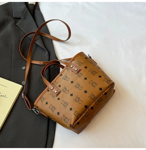 Détails du sac seau vintage marron avec motif d'ours et bandoulière réglable