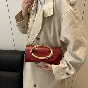 Pochette élégante en cuir rouge avec boucle dorée et bandoulière en chaîne