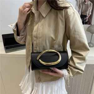 Pochette élégante en cuir noir avec grande boucle dorée sculpturale et bandoulière chaîne