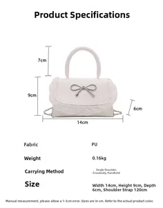 Vista dettagliata della mini borsa in PU bianca con misure 14x9x6cm e fibbia con fiocco