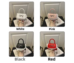 Mini borse in pelle con fiocco e pizzo nei colori bianco, rosa, nero e rosso