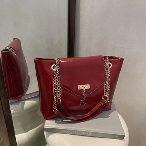 Nouveau Sac à Épaule en Cuir PU pour Femmes Grande Capacité Avec Chaîne Dorée Et Pendentif Cerf Sac Cabas Carré