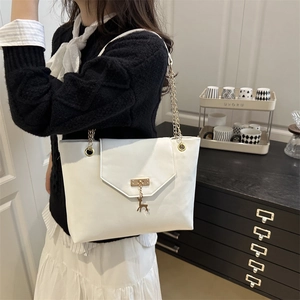 Sac bandoulière blanc élégant avec chaîne dorée et pendentif cerf pour femmes au quotidien