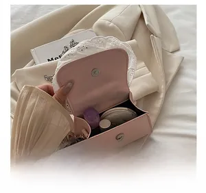 Interno della mini borsa rosa in pizzo con spazio per rossetto e cipria compatta