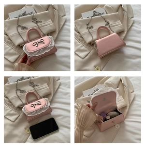 Dettagli della mini borsa rosa con fiocco argento, pizzo e capacità di memoria interna