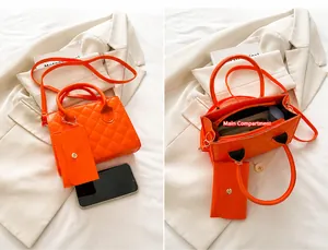 Dettaglio della borsa trapuntata arancione con scomparto interno e piccola pochette