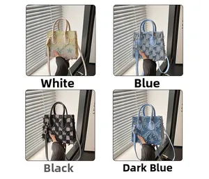 Gros plan de quatre mini sacs en denim à carreaux avec détails de franges en blanc et bleu