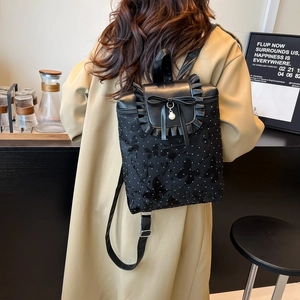 Sac à dos noir chic avec imprimé papillon, pois blancs et bordure en dentelle fine