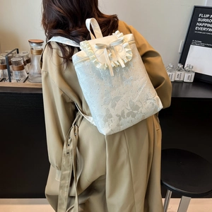 Sac à dos blanc crème pour femme avec broderie papillon et bordures en dentelle fine