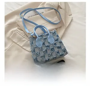 Vue détaillée du sac à main en jean à carreaux bleu clair avec franges et comparaison