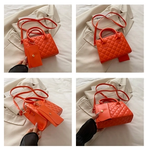 Dettaglio del set di borse in pelle trapuntata arancione con piccola pochette coordinata