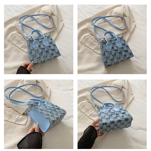 Vues détaillées d'un mini cabas en denim à carreaux bleus avec bandoulière réglable