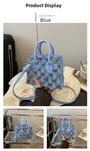 Détails du mini sac à main en jean à carreaux bleus avec bords effilochés et bandoulière