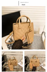 Dettaglio della borsa shopper trapuntata kaki con mini pochette e fibbie dorate