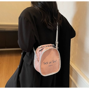 Rosa Ita-Bag mit transparentem Fenster und Trick or Treat-Aufdruck am Model getragen
