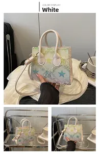 Détail du sac bandoulière en denim effiloché avec motif étoilé et design dégradé coloré
