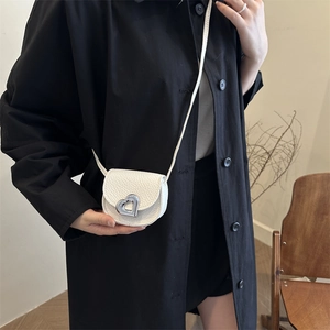 Mini sac bandoulière blanc pour filles avec fermoir coeur en cuir synthétique grainé