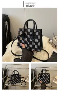 Détail du sac bandoulière en denim à carreaux avec bords effilés et finitions dorées