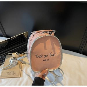 Detailansicht des rosa Mini-Rucksacks mit Silberbesatz und Doppelreißverschluss