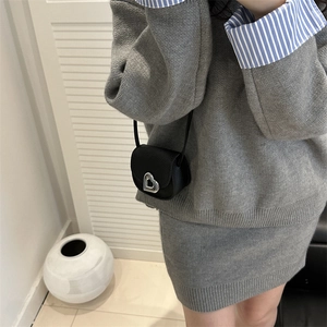Mini sacoche noire pour fille avec boucle en cœur argentée et bandoulière
