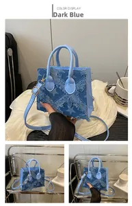 Détail du sac bandoulière en denim bleu foncé avec motif étoile et bords effilochés
