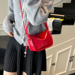 Borsa a tracolla rosso brillante alla moda con finitura lucida e catena intrecciata