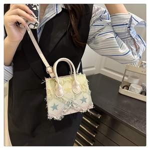 Mini sac à carreaux en denim avec motifs étoiles et détails de franges porté par un modèle