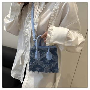 Vue détaillée du sac bandoulière en jean à motif étoiles avec bords effilochés