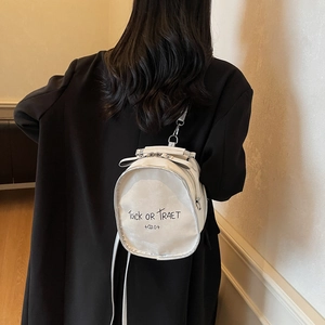 Schicker weißer Damenrucksack im Street-Style mit Schriftzug und silbernen Reißverschlüssen