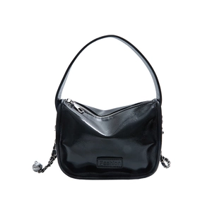 Borsa a spalla in pelle nera lucida da donna con catena in metallo e logo Fashion