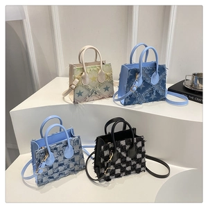 Détail de quatre mini sacs bandoulière en denim à carreaux et étoiles avec franges