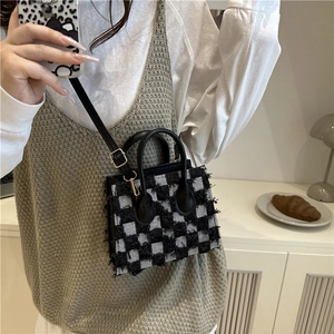 Mini sac à main à carreaux avec bordures effilochées et bandoulière réglable