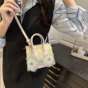 Sac bandoulière en denim à carreaux avec motif étoile et bords effilochés porté par mannequin