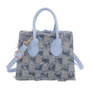Sac à main en denim à damier bleu clair avec bords effilochés et détails en métal doré
