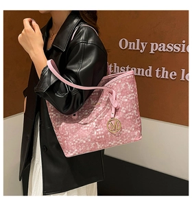Détail du sac cabas rose à carreaux avec bandoulière en cuir et breloque dorée M