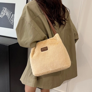 Sac fourre-tout chic en peluche beige pour femmes avec fausse fourrure et anses en cuir