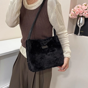 Sac bandoulière minimaliste noir en peluche pour femme avec texture en fausse fourrure