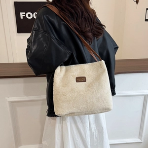 Sac fourre-tout en fausse fourrure crème avec détails en cuir marron pour l'automne