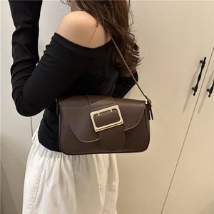Sac sous les aisselles chic en cuir marron foncé avec boucle rectangulaire dorée